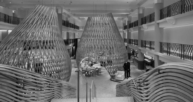 Trois corbeilles en bois dans une piscine